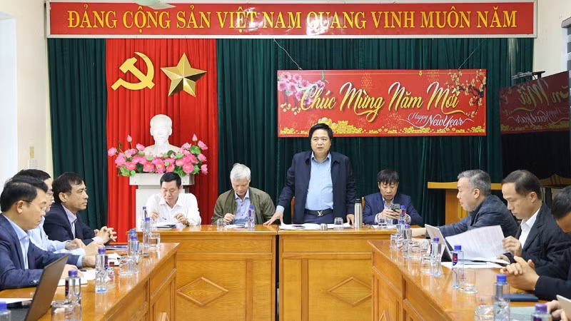 Tổng giám đốc EVNNPT Trương Hữu Thành chủ trì cuộc họp với các đơn vị liên quan và yêu cầu các nhà thầu cần quyết tâm cao, nỗ lực lớn để đưa dự án về đích. 