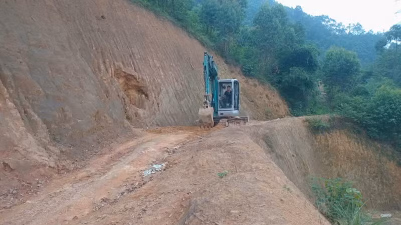 Xử lý cắt nước đỉnh mái taluy tại khu vực vị trí 305 Đường dây 500kV Lào Cai-Vĩnh Yên. 
