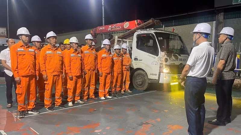 Đội xung kích Công ty Điện lực Lai Châu đã xuất phát để hỗ trợ Công ty Điện lực Hà Tĩnh khôi phục lưới điện. (Ảnh: EVN)
