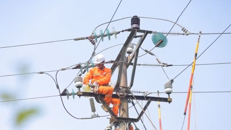 Nhân viên Công ty Điện lực Hà Tĩnh sửa chữa bảo dưỡng hệ thống lưới điện.