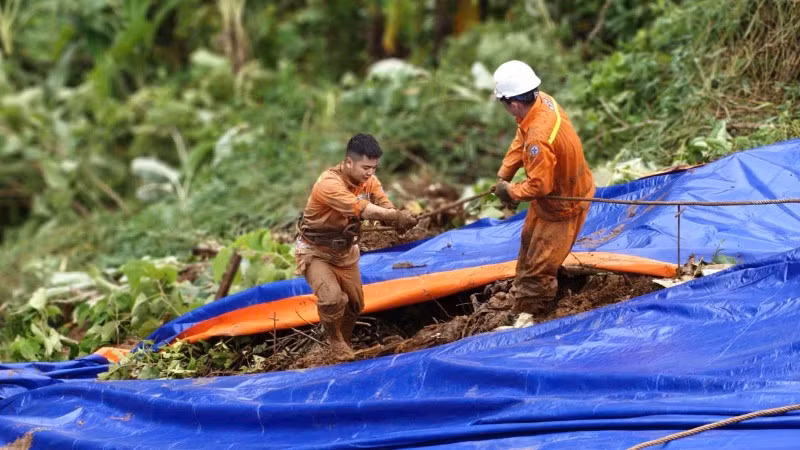 Mưa lũ khiến gia tăng nguy cơ lũ quét, xói lở chân móng cột, sạt trượt ta-luy tại cột điện. 