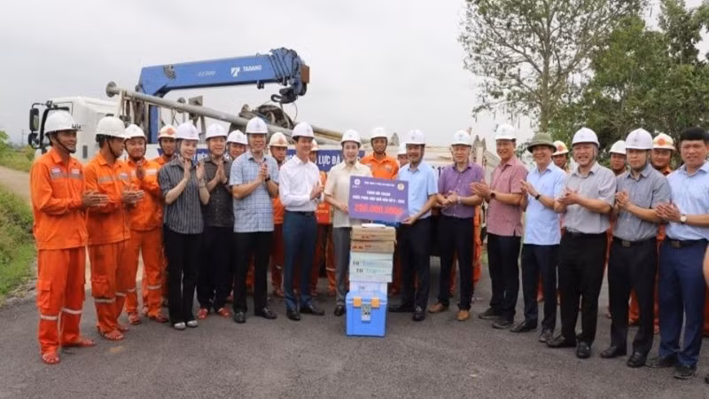 Ban Lãnh đạo và Công đoàn EVNNPC thăm hỏi, động viên các đội xung kích tham gia hỗ trợ khắc phục bão số 5 tại Hà Tĩnh.