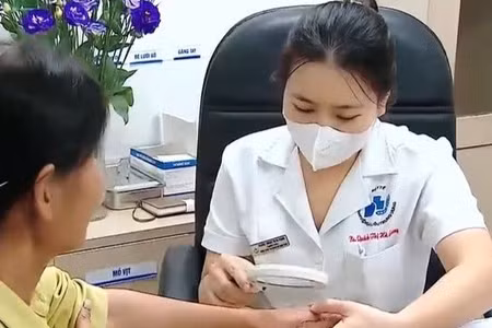 Tiến sĩ, bác sĩ Quách Thị Hà Giang thăm khám cho người bệnh mắc bệnh da liễu. (Ảnh minh họa)
