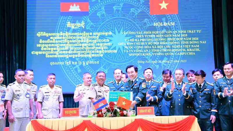 Thủ trưởng Ban Chỉ huy Bộ đội Biên phòng tỉnh Đồng Nai ký kết biên bản ghi nhớ với Ty công an các tỉnh của nước bạn Campuchia.