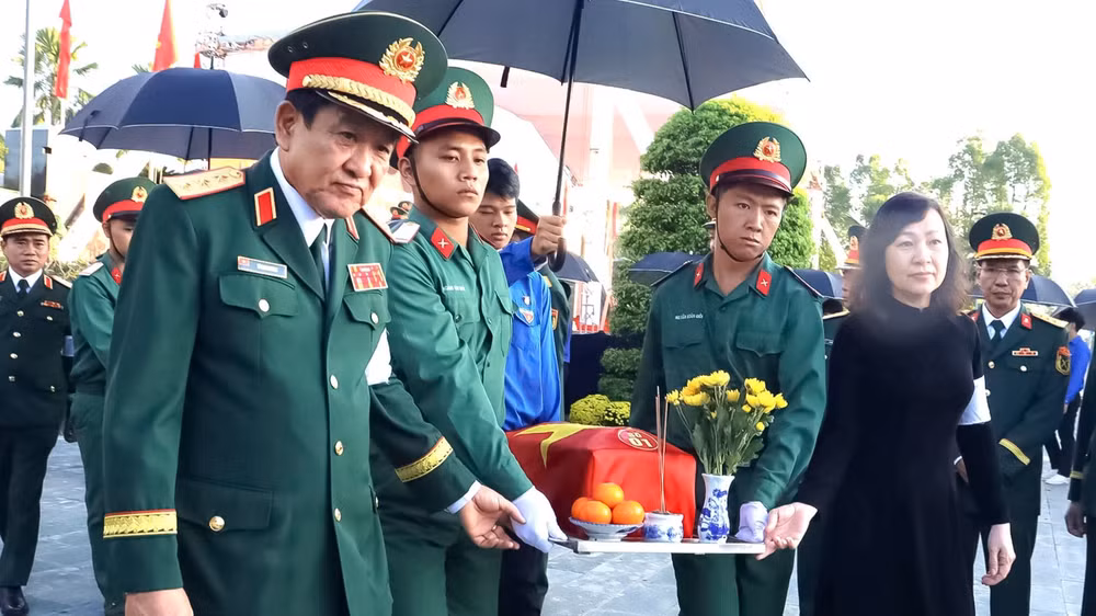 Lãnh đạo Bộ Quốc phòng và lãnh đạo tỉnh Đồng Nai đưa tiễn hài cốt liệt sĩ về lòng đất mẹ.