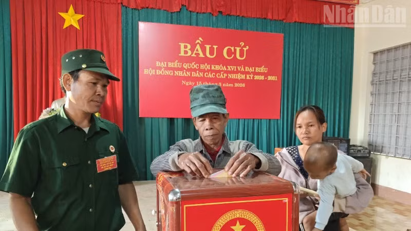 Cử tri xã biên giới Bù Gia Mập, tỉnh Đồng Nai bỏ phiếu bầu cử đại biểu Quốc hội khóa XVI và đại biểu Hội đồng nhân dân các cấp nhiệm kỳ 2026-2031.