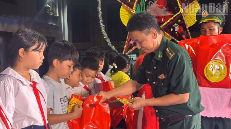 Lãnh đạo Bộ đội Biên phòng tỉnh Đồng Nai tặng quà cho các em thiếu nhi dịp Tết Trung thu 2025.