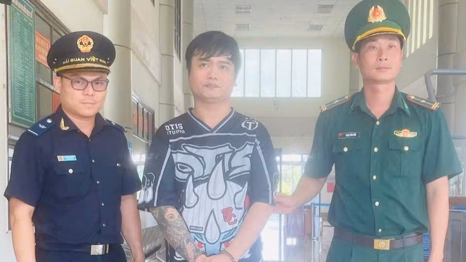 Đồn Biên phòng cửa khẩu quốc tế Hoa Lư bắt giữ đối tượng Phạm Văn Đức khi vừa nhập cảnh về Việt Nam.