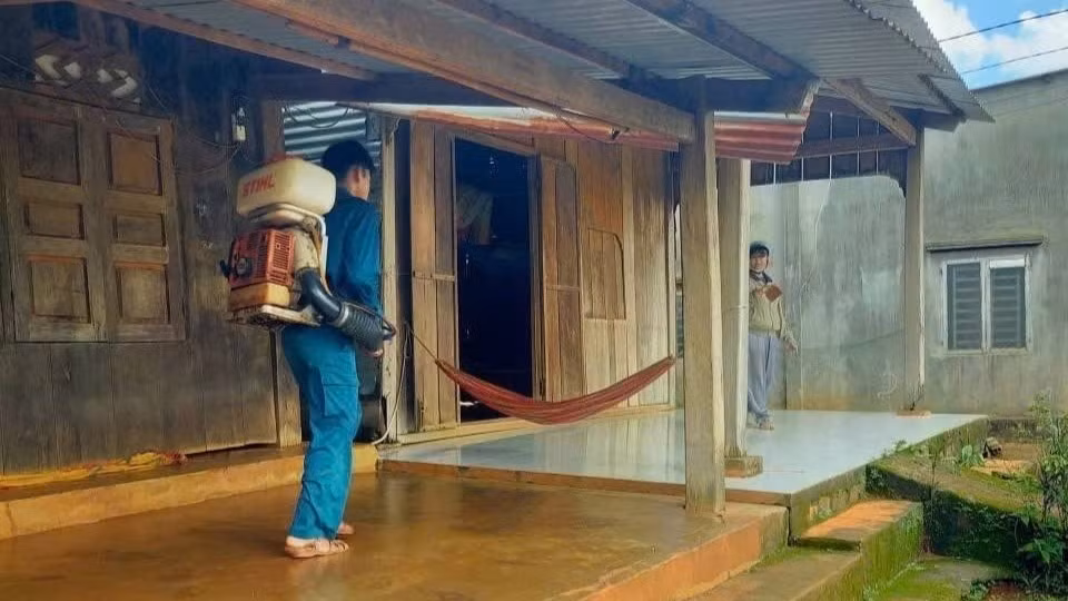 Các địa phương thành phố Đồng Nai chủ động phun hóa chất diệt muỗi (Ảnh: NS)