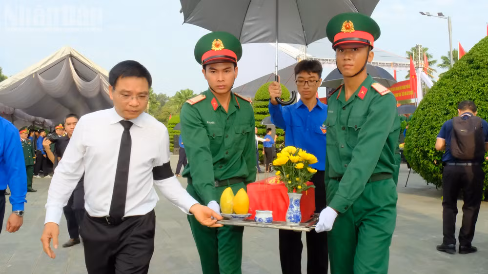 Phó Thủ tướng Nguyễn Văn Thắng đưa tiễn các Anh hùng liệt sĩ về nơi an nghỉ cuối cùng.