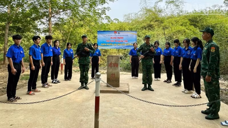 Lực lượng đoàn thanh niên Đồn Biên phòng Đắk Ơ phối hợp với đoàn thanh niên xã Đắk Ơ tham gia bảo vệ cột mốc biên giới.