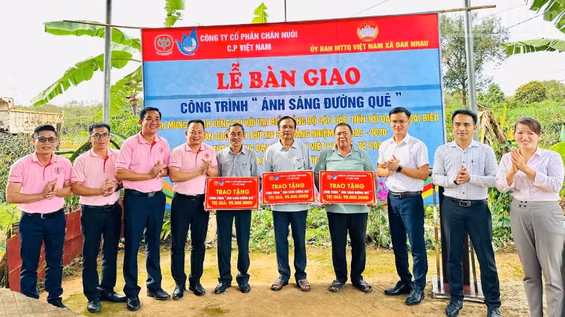 Lãnh đạo xã Đắk Nhau cùng đơn vị tài trợ trao kinh phí xây dựng công trình "Ánh sáng đường quê".