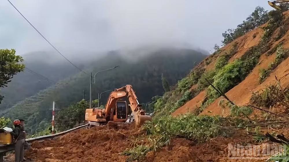 Hiện trường sạt lở. (Ảnh: NHẤT SƠN)