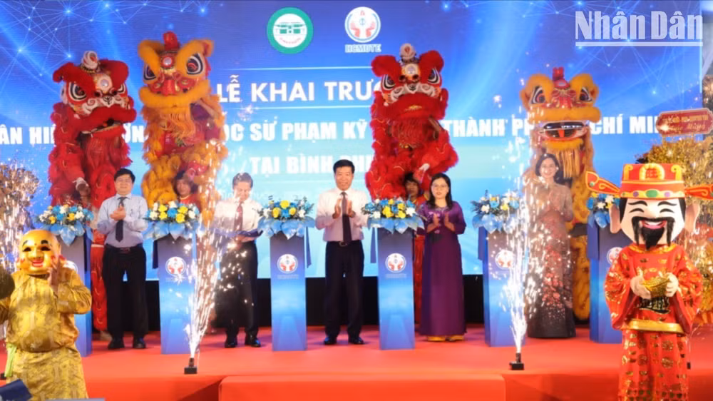 Các đại biểu thực hiện nghi thức thành lập Phân hiệu Trường đại học Sư phạm Kỹ thuật Thành phố Hồ Chí Minh tại tỉnh Bình Phước.
