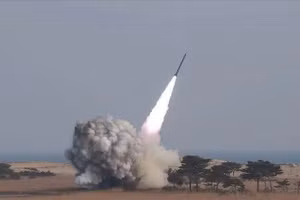 [Video] Houthi công bố video phóng tên lửa đánh chìm tàu hàng tiếp theo ở Biển Đỏ 