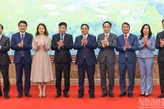 Thủ tướng Phạm Minh Chính và các đồng chí lãnh đạo Bộ Ngoại giao.