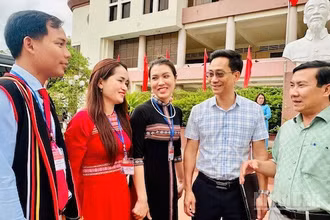 Trường Chính trị tỉnh Quảng Ngãi tăng cường giờ học thực hành, gắn thực tiễn cơ sở trong đào tạo lý luận chính trị.