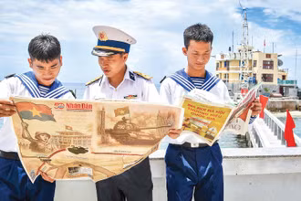 Phụ san đặc biệt kỷ niệm 50 năm Ngày Giải phóng miền nam, thống nhất đất nước của Báo Nhân Dân đến với những người lính trên đảo Trường Sa. (Ảnh: THÀNH ĐẠT)