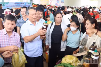 Lãnh đạo xã Tu Mơ Rông giới thiệu hàng nông sản tại Phiên chợ 0 đồng.