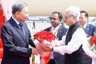 Quan chức thành phố Mumbai đón Tổng Bí thư, Chủ tịch nước Tô Lâm tại sân bay quốc tế Chhatrapati Shivaji Maharaj. (Ảnh: Thống Nhất/TTXVN)