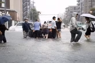 Cảnh ngập lụt sau những trận mưa lớn tại Nagoya, Nhật Bản. (Ảnh: Kyodo/TTXVN)