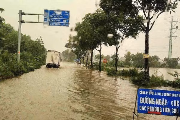 Đường gom Đại lộ Thăng Long bị ngập. (Ảnh: VOV Giao thông)