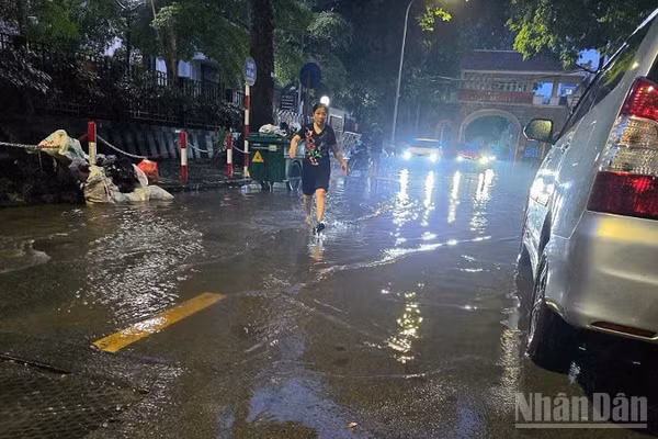 Phố Phạm Ngũ Lão mỗi khi có mưa mặt đường bị ngập, hệ thống thoát nước chậm.