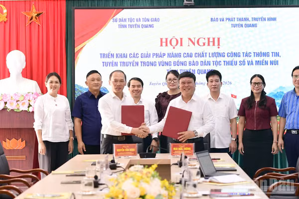 Lãnh đạo Sở Dân tộc và Tôn giáo tỉnh và lãnh đạo Báo và Phát thanh, Truyền hình Tuyên Quang ký kết chương trình phối hợp.