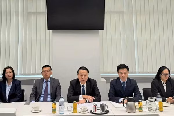 Thứ trưởng Nguyễn Đức Chi (giữa) tại buổi làm việc. (Ảnh: ANH VŨ)