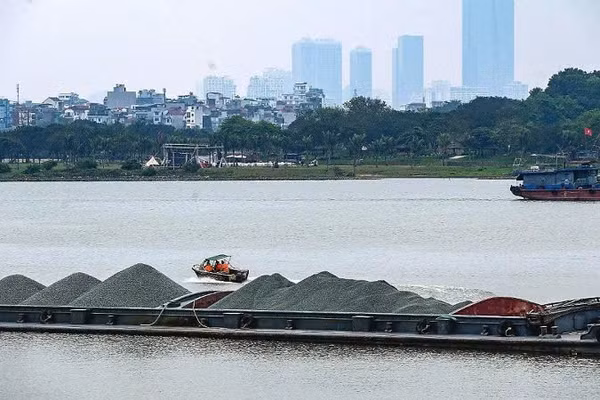 Tàu thuyền lưu thông trên sông Hồng. (Ảnh: Chu Dũng)
