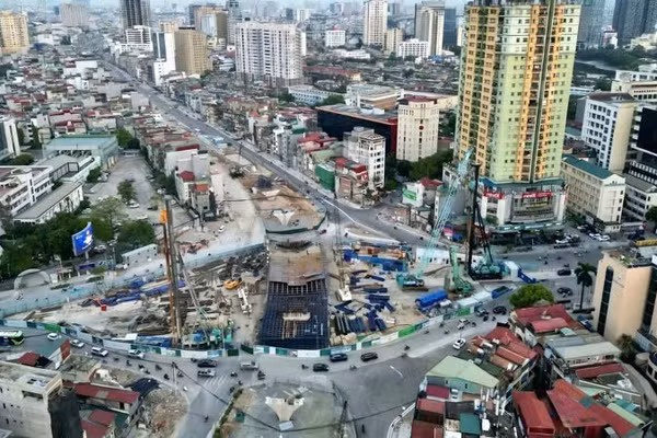 Hai cầu vượt tại nút giao Láng Hạ-Giảng Võ (trong ảnh) và nút giao Nguyễn Chí Thanh dự kiến hoàn thành trong năm 2026. (Ảnh: TTXVN)