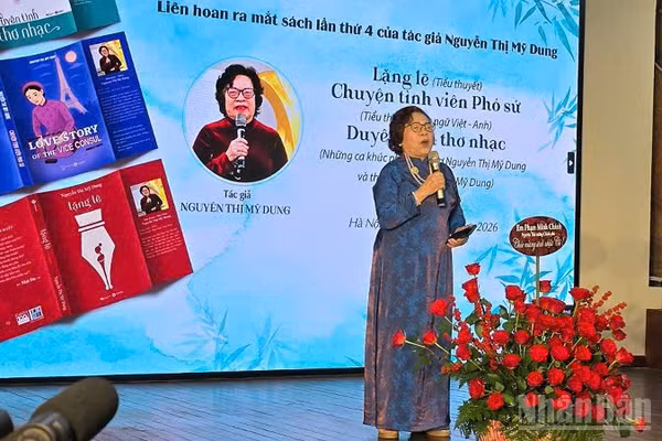 Tác giả Nguyễn Thị Mỹ Dung giới thiệu với bạn đọc trong lễ ra mắt sách. 