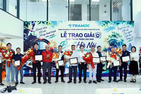 Ban Tổ chức trao giải cho các tác giả. (Ảnh: BTC)