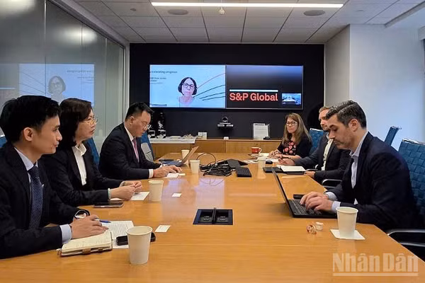 Chủ tịch Ủy ban chứng khoán Nhà nước Việt Nam trao đổi với lãnh đạo S&P Dow Jones Indices.