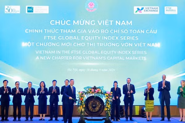 Bộ trưởng Tài chính Ngô Văn Tuấn đánh cồng đánh dấu Việt Nam chính thức tham gia chỉ số thị trường mới nổi thuộc FTSE Global Equity Index Series. (Ảnh: VŨ ANH)