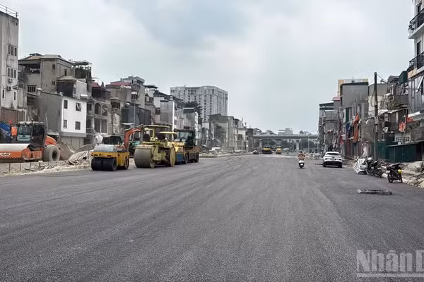 Điều chỉnh tổ chức giao thông phục vụ thông xe tạm dự án đầu tư xây dựng đường Vành đai 1, đoạn Hoàng Cầu-Voi Phục. (Ảnh TRÍ DŨNG)