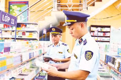 Đội Quản lý thị trường số 1 kiểm tra sách giáo khoa tại Siêu thị sách Thành Nghĩa, phường Đông Kinh (Ảnh TRÍ DŨNG)