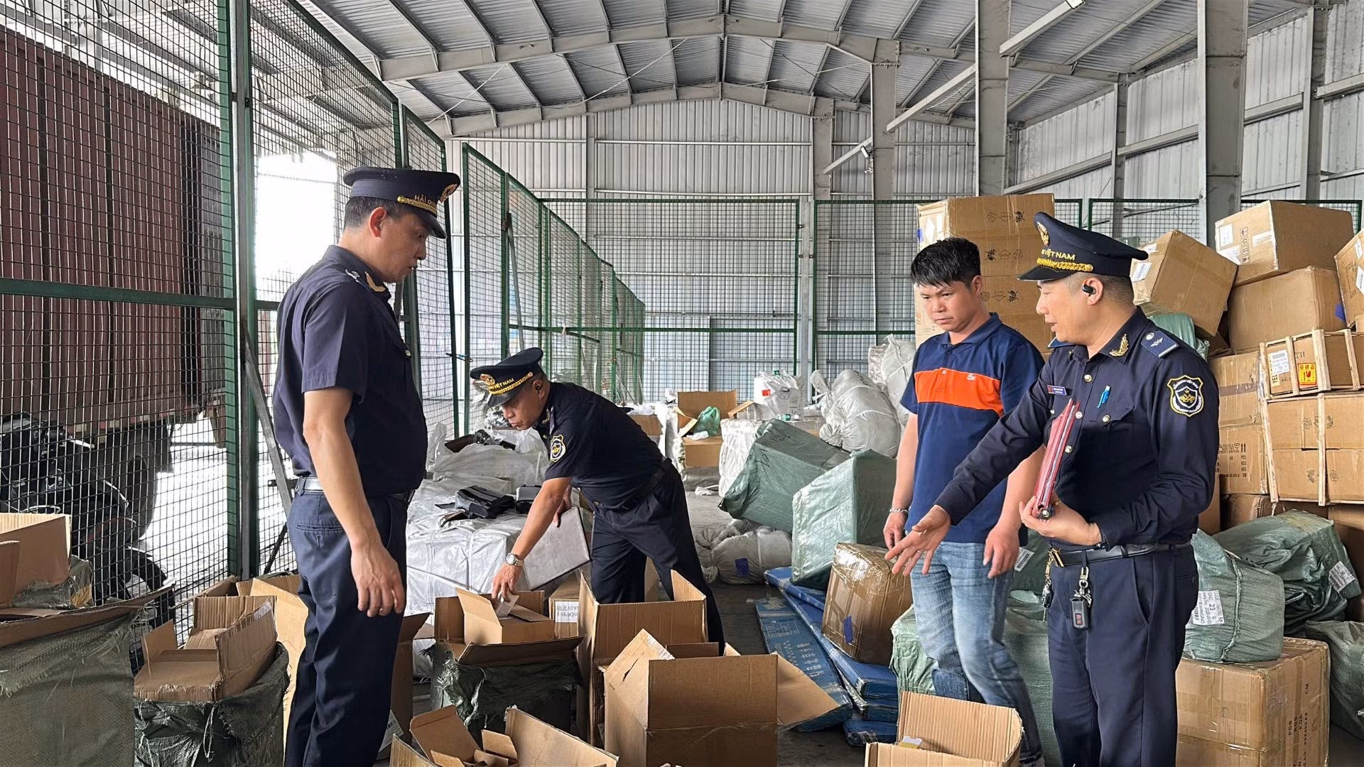 Cán bộ Hải quan tiến hành thu giữ hàng giả, hàng vi phạm sở hữu trí tuệ.