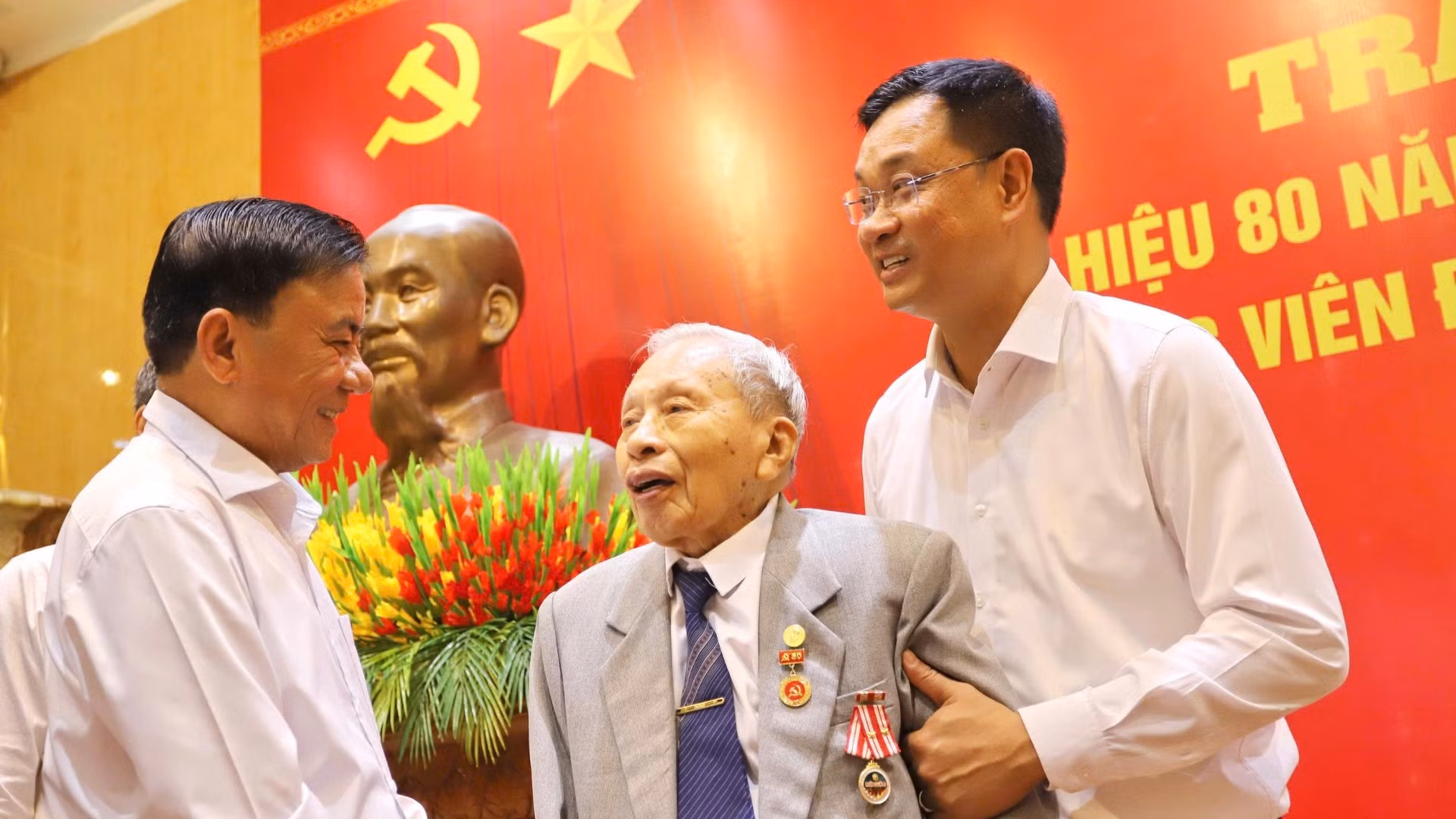 Đồng chí Thường trực Ban Bí thư Trần Cẩm Tú trân trọng trao Huy hiệu 80 năm tuổi Đảng và ân cần thăm hỏi sức khỏe đồng chí đảng viên lão thành Trần Thanh Dân.