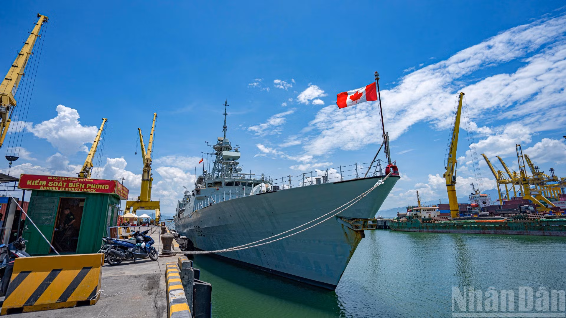 Toàn cảnh chiến hạm 4.700 tấn của hải quân Canada.