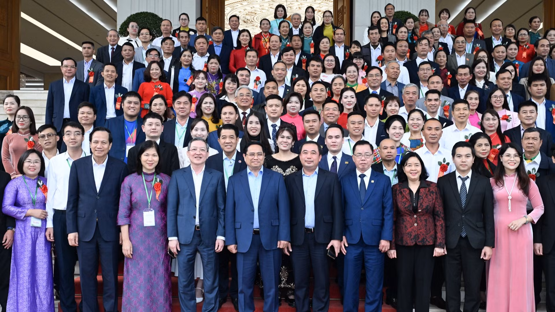 Thủ tướng chụp ảnh lưu niệm cùng các đại biểu.