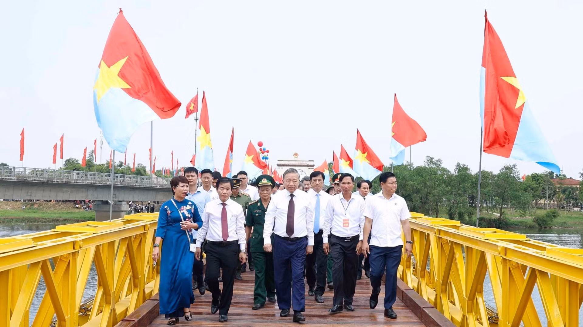 Tổng Bí thư, Chủ tịch nước Tô Lâm và các đại biểu trên di tích cầu Hiền Lương. (Ảnh: Thống Nhất/TTXVN)