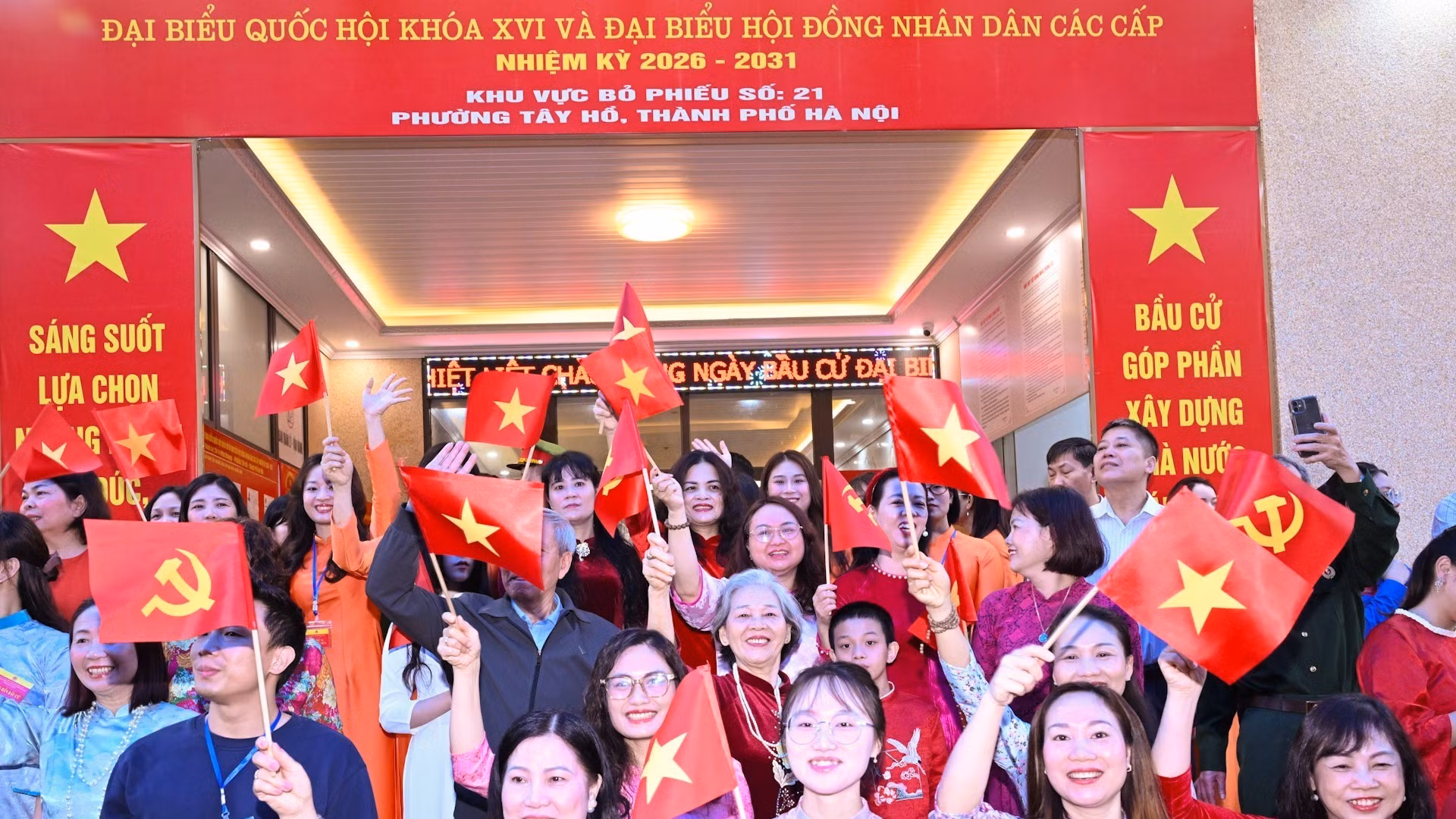 Cử tri Tổ bầu cử số 21 thuộc Đơn vị bầu cử số 7, phường Tây Hồ, Hà Nội.