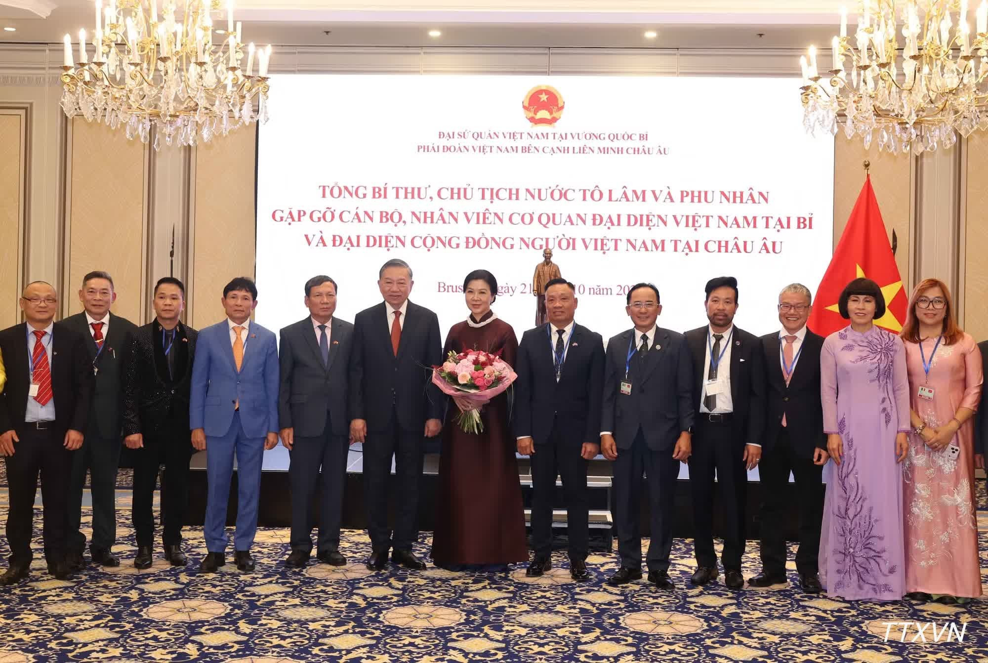 Tổng B&iacute; thư, Chủ tịch nước T&ocirc; L&acirc;m v&agrave; Phu nh&acirc;n Ng&ocirc; Phương Ly chụp ảnh chung với đại diện cộng đồng người Việt Nam tại ch&acirc;u &Acirc;u. (Ảnh: TTXVN)