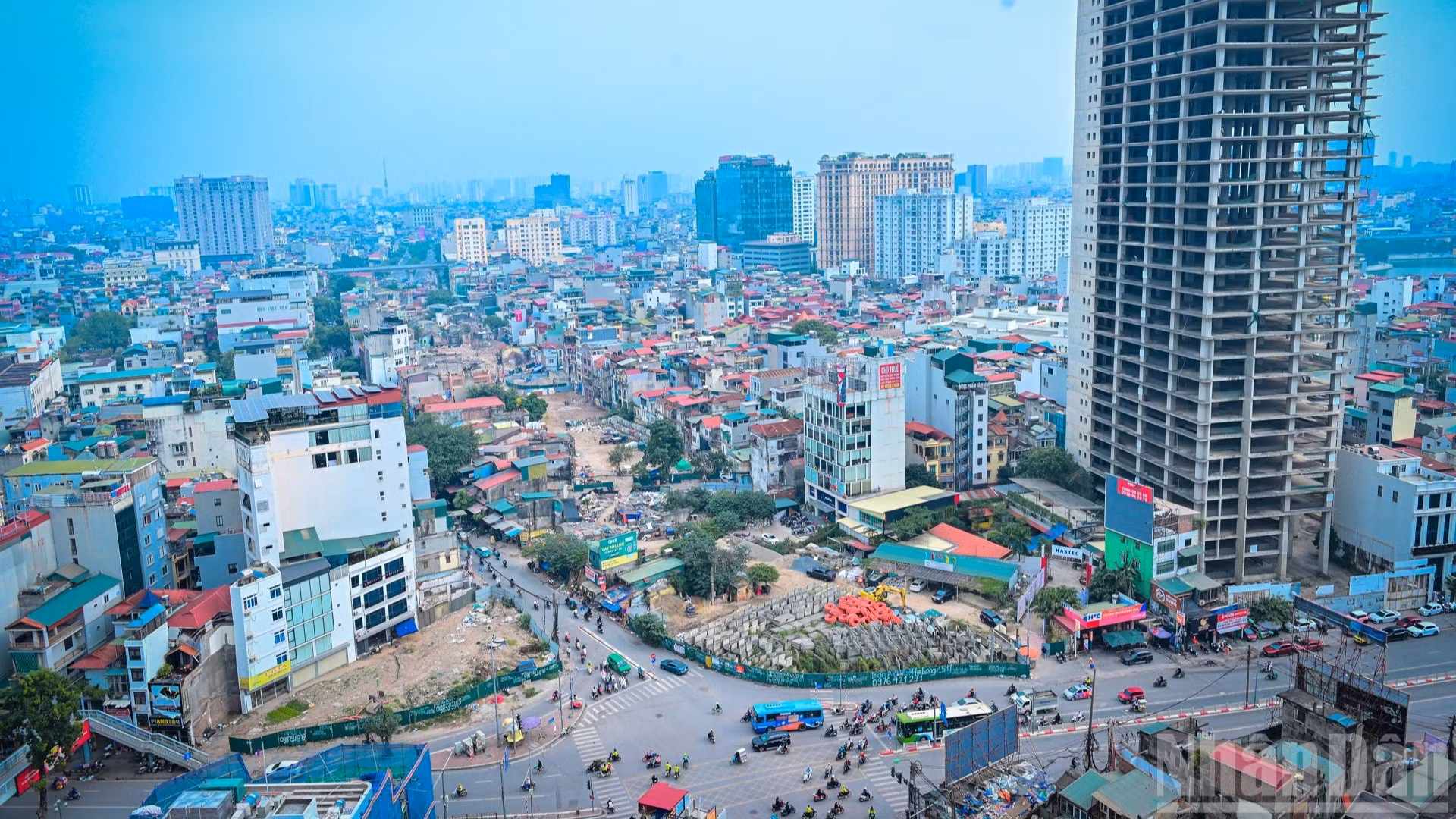 Dự án đường Vành đai 1 đoạn Hoàng Cầu-Voi Phục có điểm đầu tại nút giao Ô Chợ Dừa và điểm cuối tại nút giao thông Voi Phục, với tổng chiều dài hơn 2,2km.
