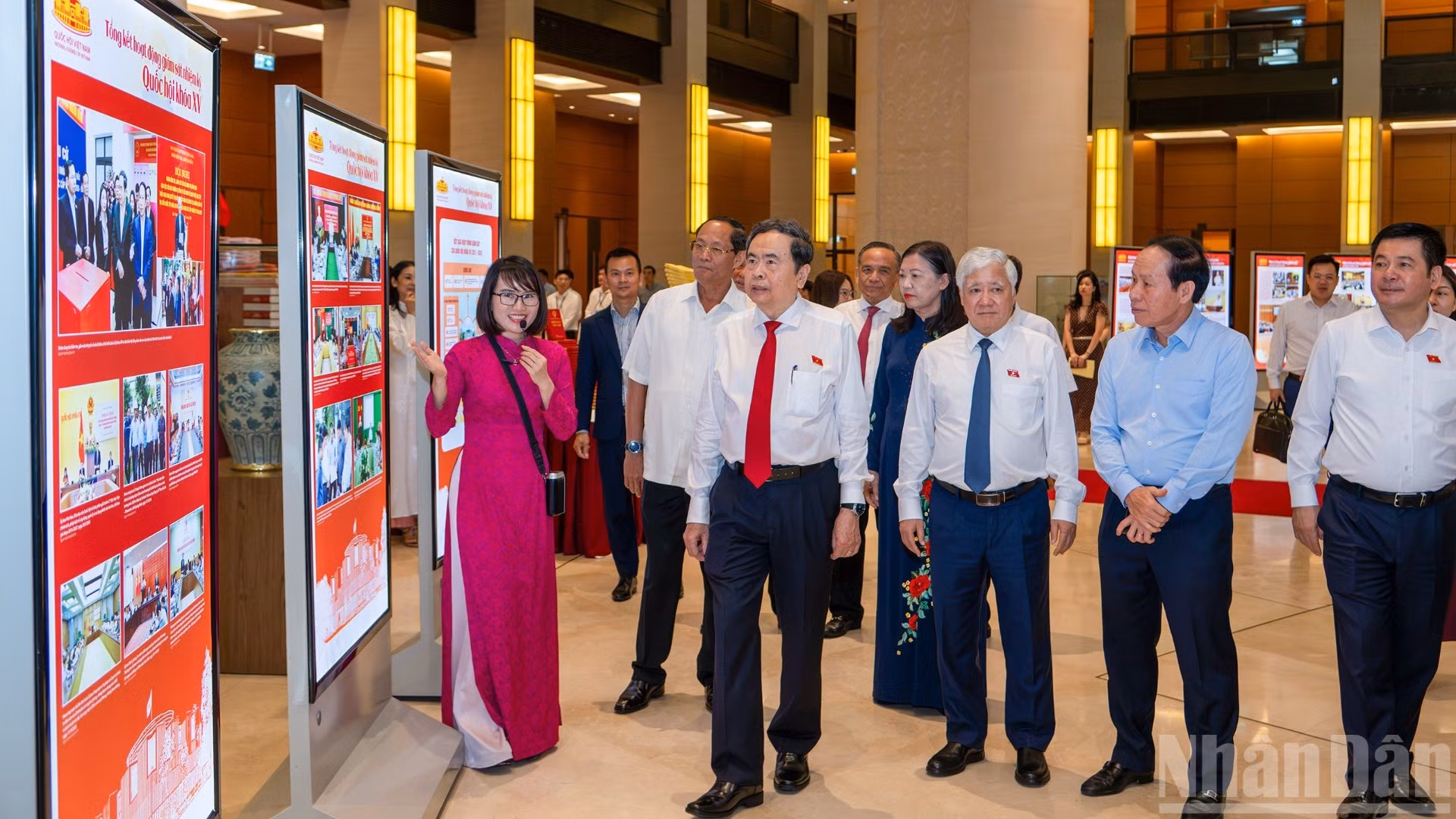 Chủ tịch Quốc hội Trần Thanh Mẫn cùng các đại biểu tham quan trưng bày bên lề Diễn đàn của Quốc hội về hoạt động giám sát năm 2026.