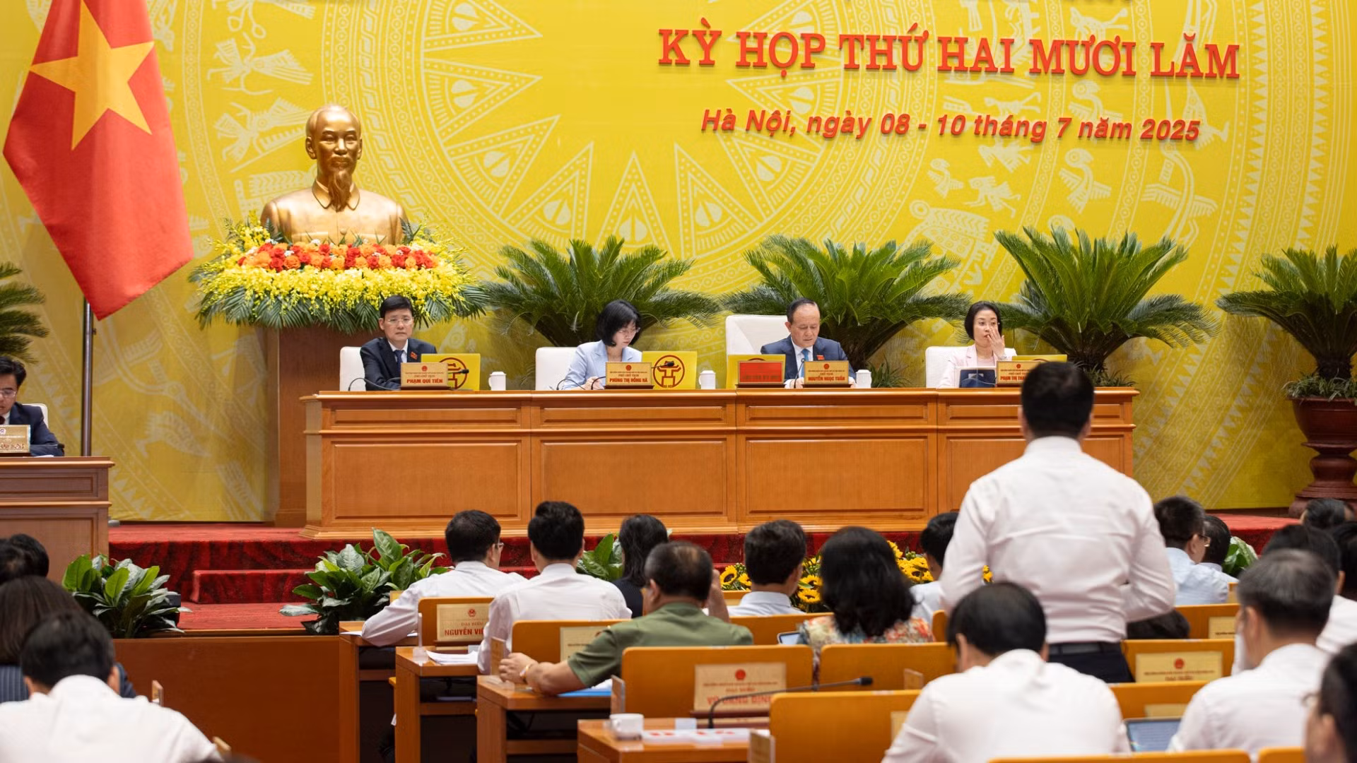 Phiên chất vấn và trả lời chất vấn tại Kỳ họp thường lệ giữa năm 2025 của Hội đồng nhân dân thành phố Hà Nội.