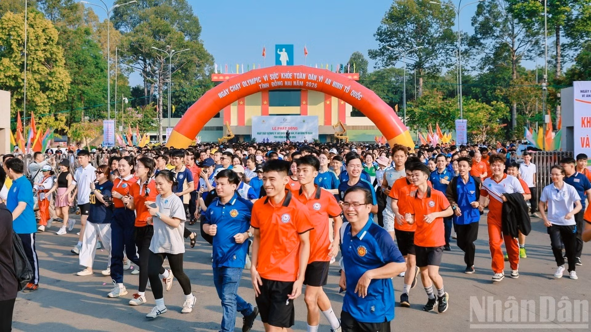 Đông đảo cán bộ, chiến sĩ và người dân tham gia hưởng ứng chạy bộ tại điểm Trung tâm Xúc tiến đầu tư thương mại và du lịch Đồng Nai.