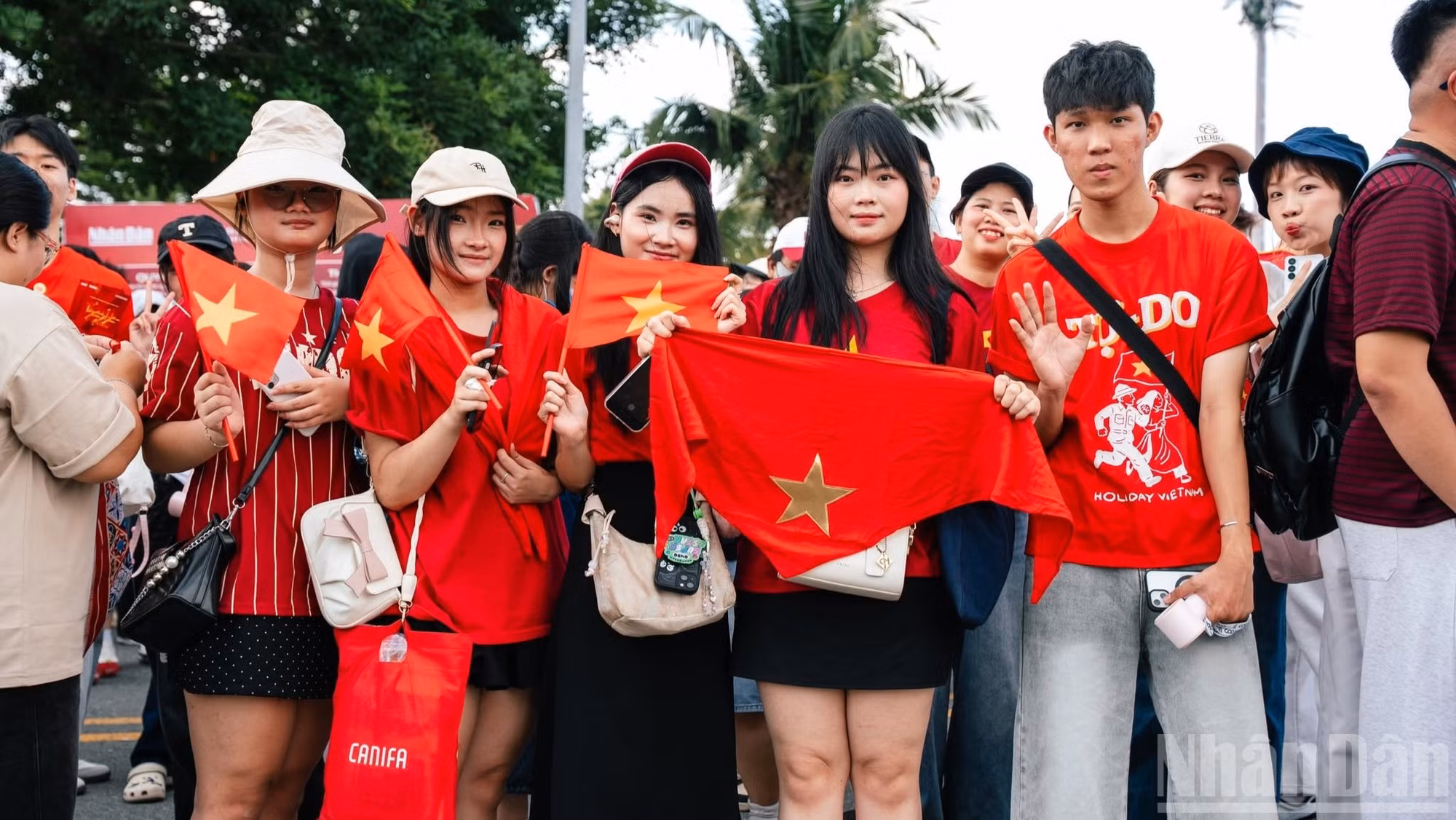 Khán giả hào hứng trước giờ diễn ra concert “Tổ quốc trong tim”.