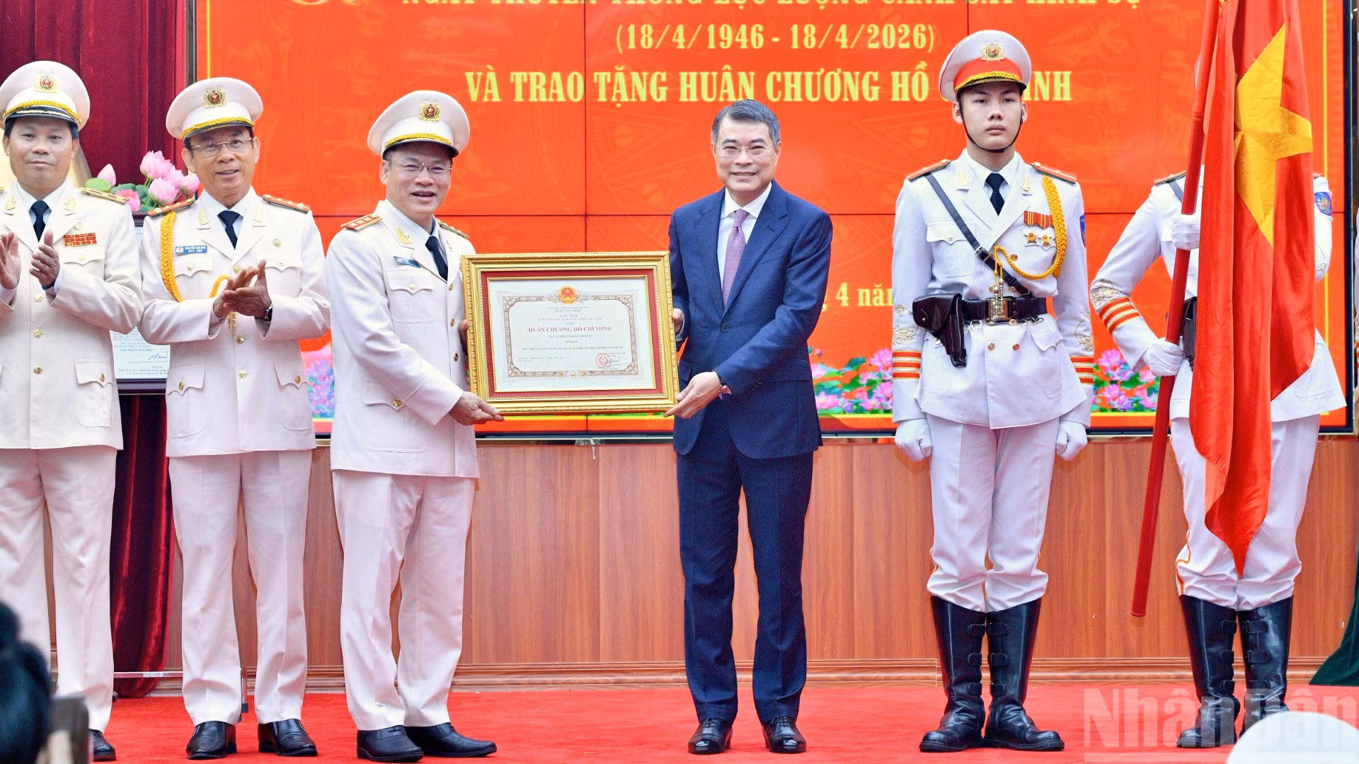 Thủ tướng Chính phủ Lê Minh Hưng trao Huân chương Hồ Chí Minh tặng lực lượng Cảnh sát hình sự. (Ảnh: THANH GIANG)